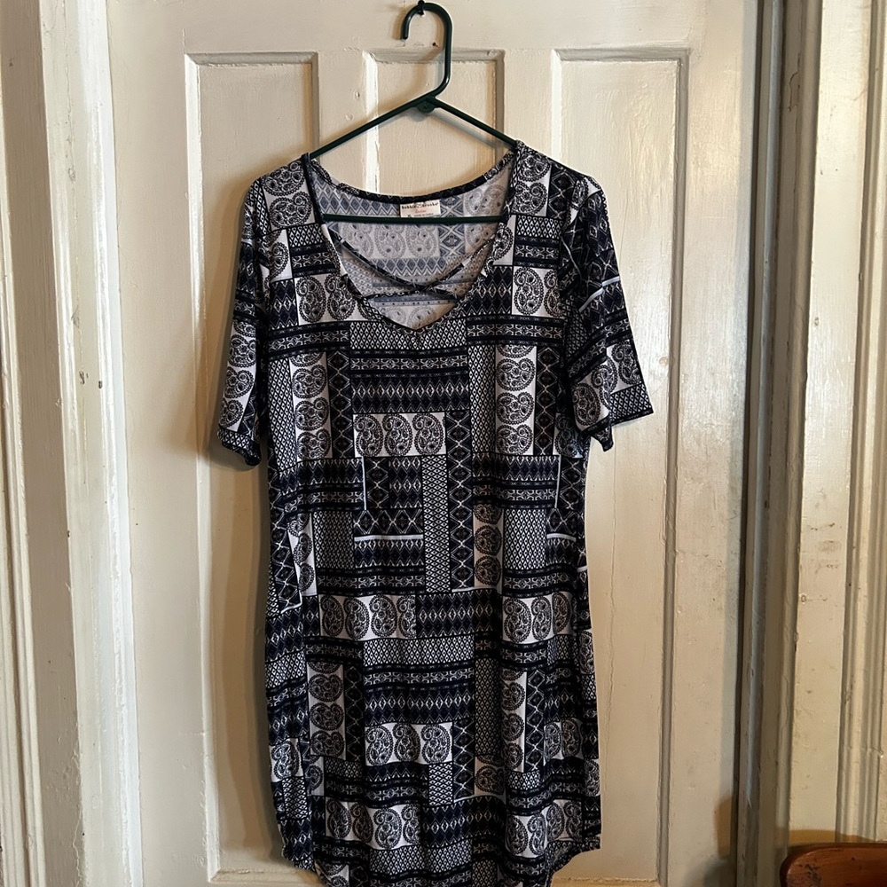 Bobbie Brooks Black and White Geometric Short Sleeve Top